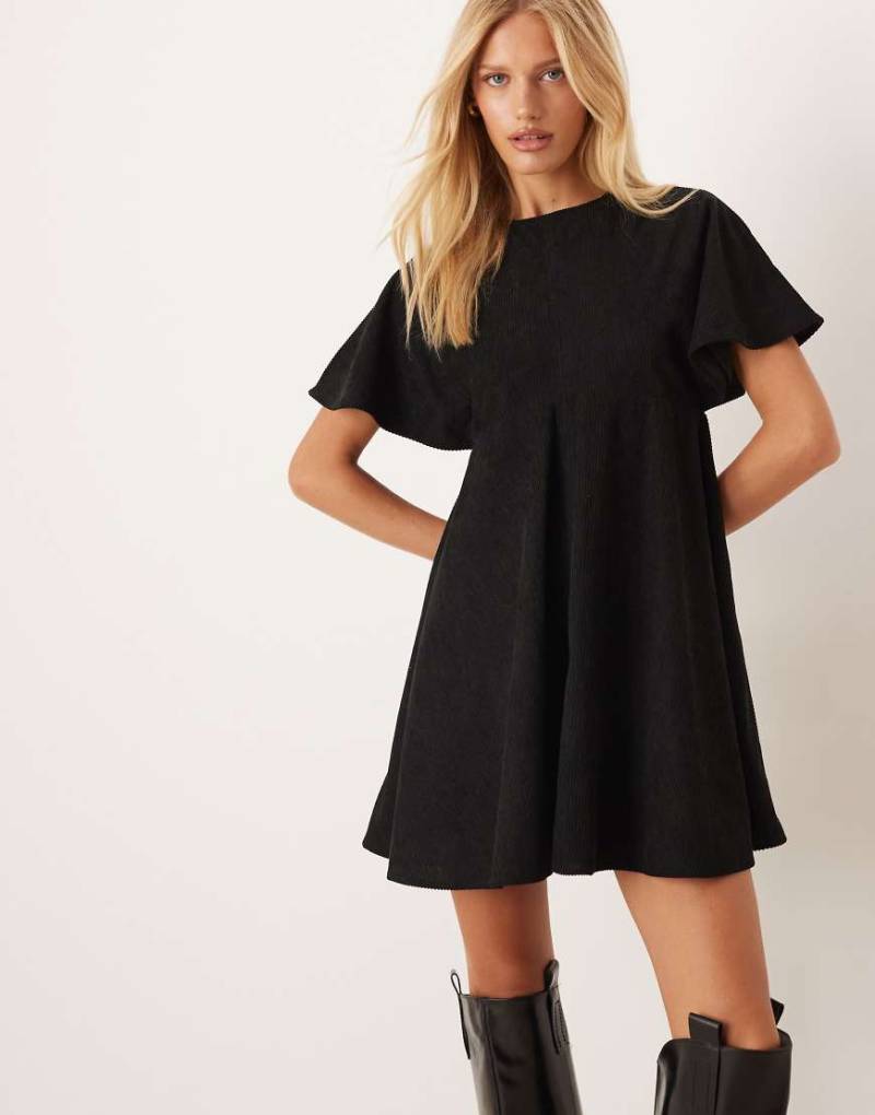 ASOS DESIGN - Kurzes T-Shirt-Kleid aus Cord in Schwarz mit Ziernähten von ASOS DESIGN