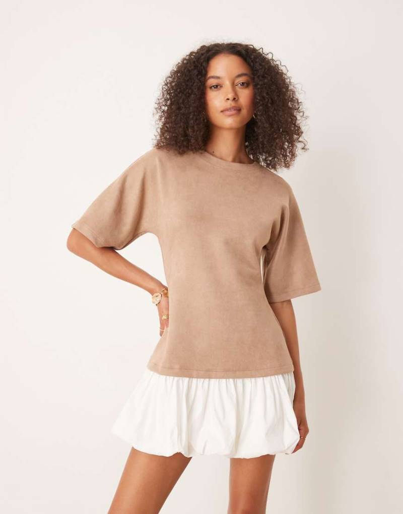 ASOS DESIGN - Kurzes T-Shirt-Kleid aus Wildlederimitat in Camel mit Ballonsaum-Neutral von ASOS DESIGN