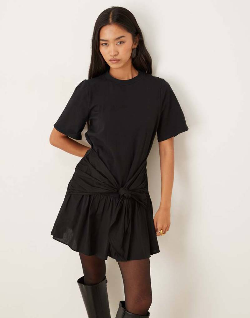 ASOS DESIGN - Kurzes T-Shirt-Kleid in Schwarz mit gebundener Vorderseite und Popeline-Rock von ASOS DESIGN