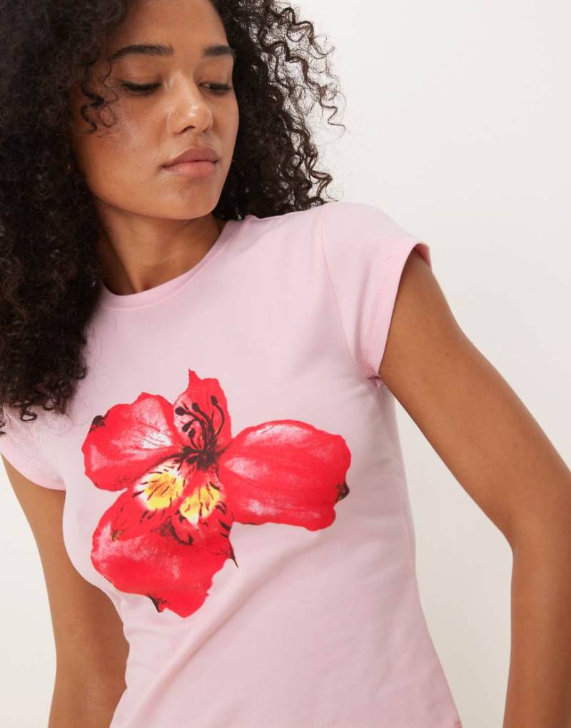 ASOS DESIGN - Kurzes T-Shirt in Babyrosa mit Blumen-Print von ASOS DESIGN