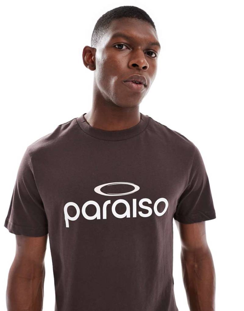 ASOS DESIGN - Kurzes T-Shirt in Braun mit Text-Print von ASOS DESIGN