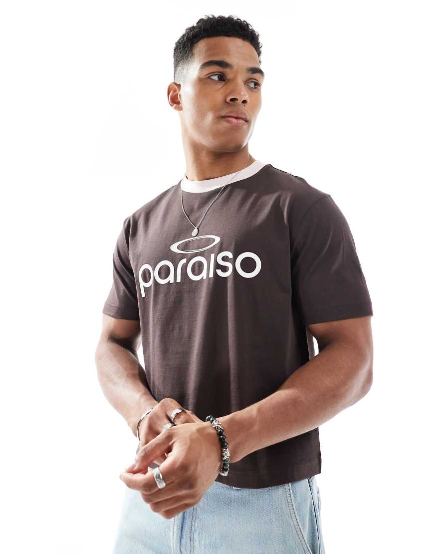 ASOS DESIGN - Kurzes T-Shirt in Braun mit Text-Print ASOS DESIGN - Kurzes T-Shirt in Braun mit Text-Print von ASOS DESIGN