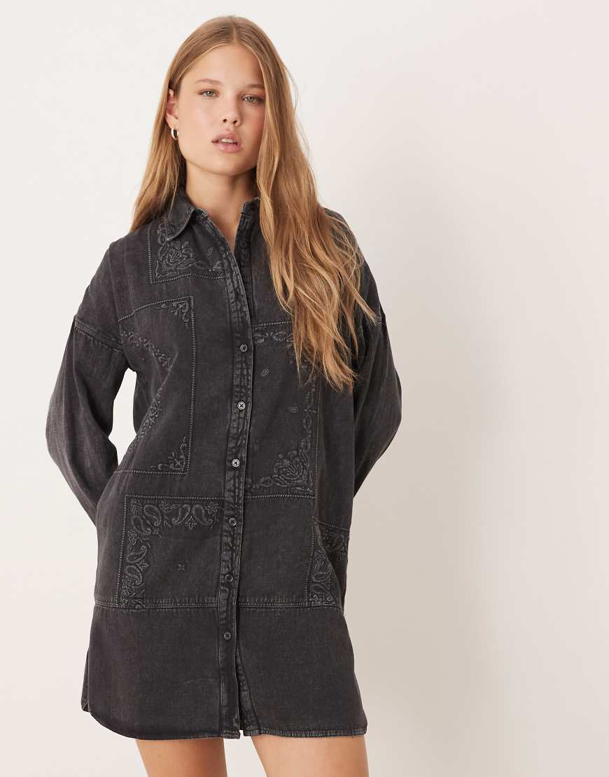 ASOS DESIGN - Kurzes Twill-Hemdkleid in verwaschenem Schwarz mit Patchwork-Stickerei von ASOS DESIGN
