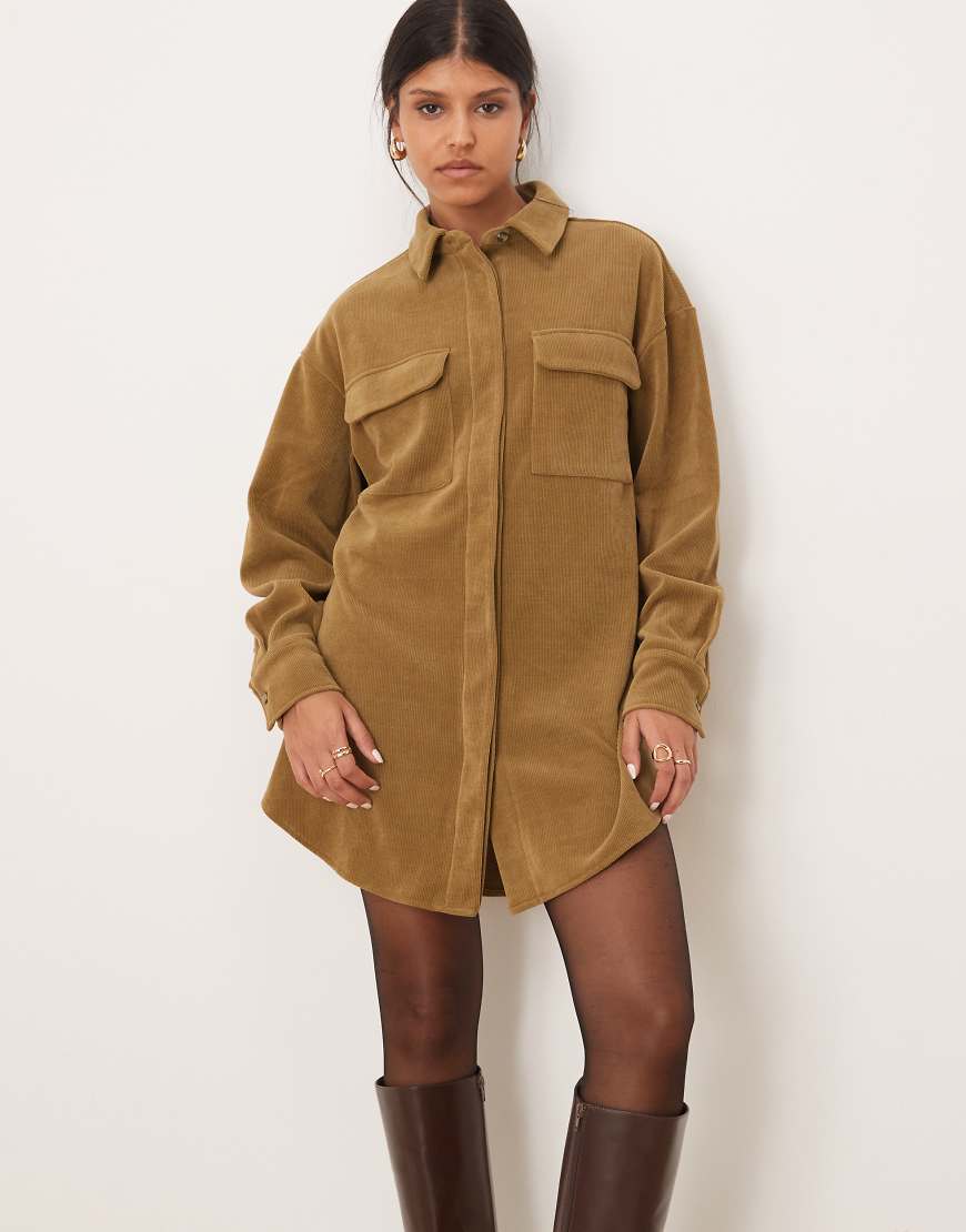 ASOS DESIGN - Kurzes Utility-Hemdkleid aus Cord in Khaki-Grün von ASOS DESIGN