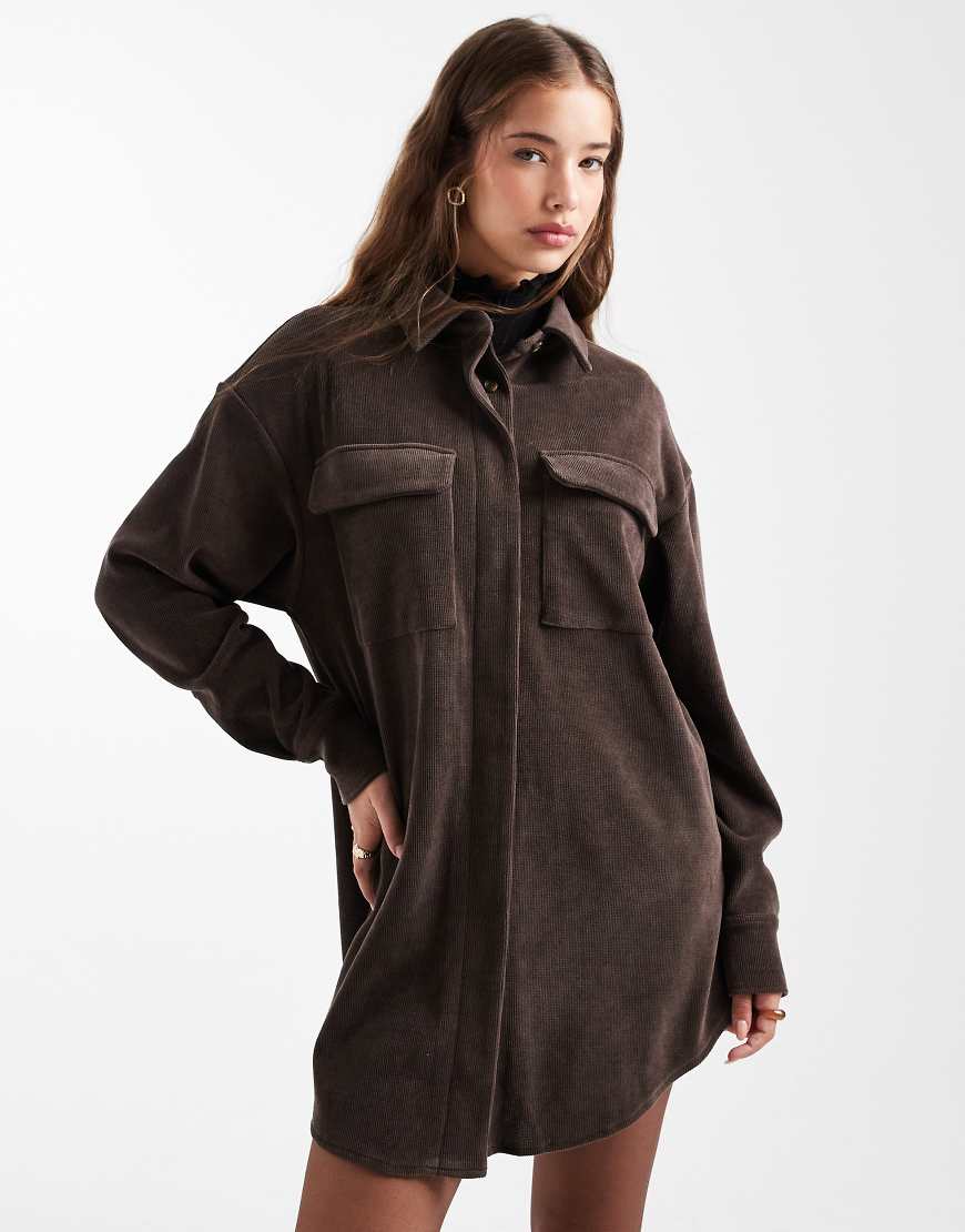 ASOS DESIGN - Kurzes Utility-Hemdkleid aus Cord in Schokobraun-Brown von ASOS DESIGN