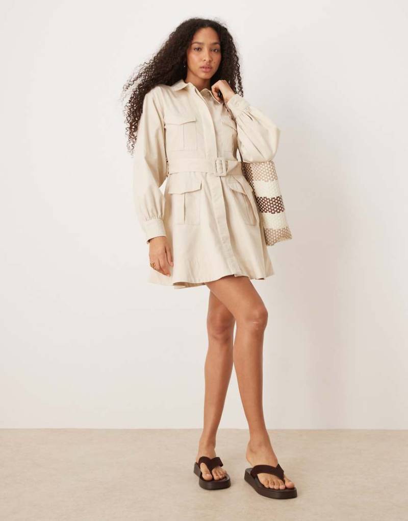 ASOS DESIGN - Kurzes Utility-Hemdkleid in Cremeweiß mit Gürtel von ASOS DESIGN
