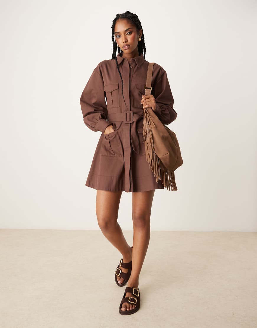 ASOS DESIGN - Kurzes Utility-Hemdkleid in Schokobraun mit Stoffgürtel-Schwarz von ASOS DESIGN