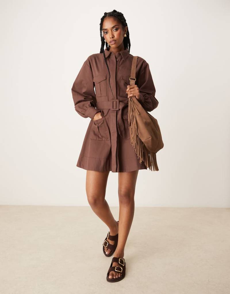 ASOS DESIGN - Kurzes Utility-Hemdkleid in Schokobraun mit Stoffgürtel-Schwarz von ASOS DESIGN
