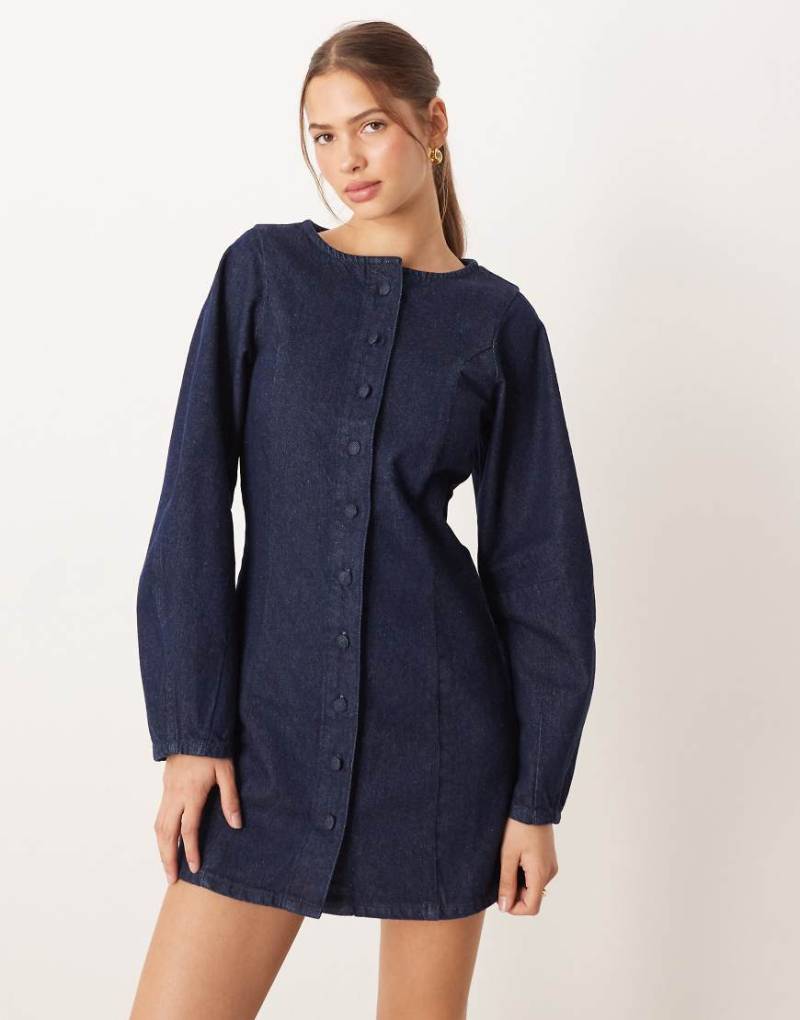 ASOS DESIGN - Kurzes Westen-Jeanskleid in Rinse mit Bananenärmeln-Marineblau von ASOS DESIGN