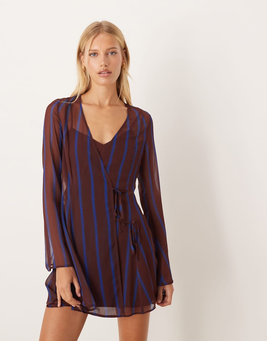 ASOS DESIGN - Kurzes Wickelkleid in Burgunderrot mit Streifen und Bindedetails-Bunt von ASOS DESIGN