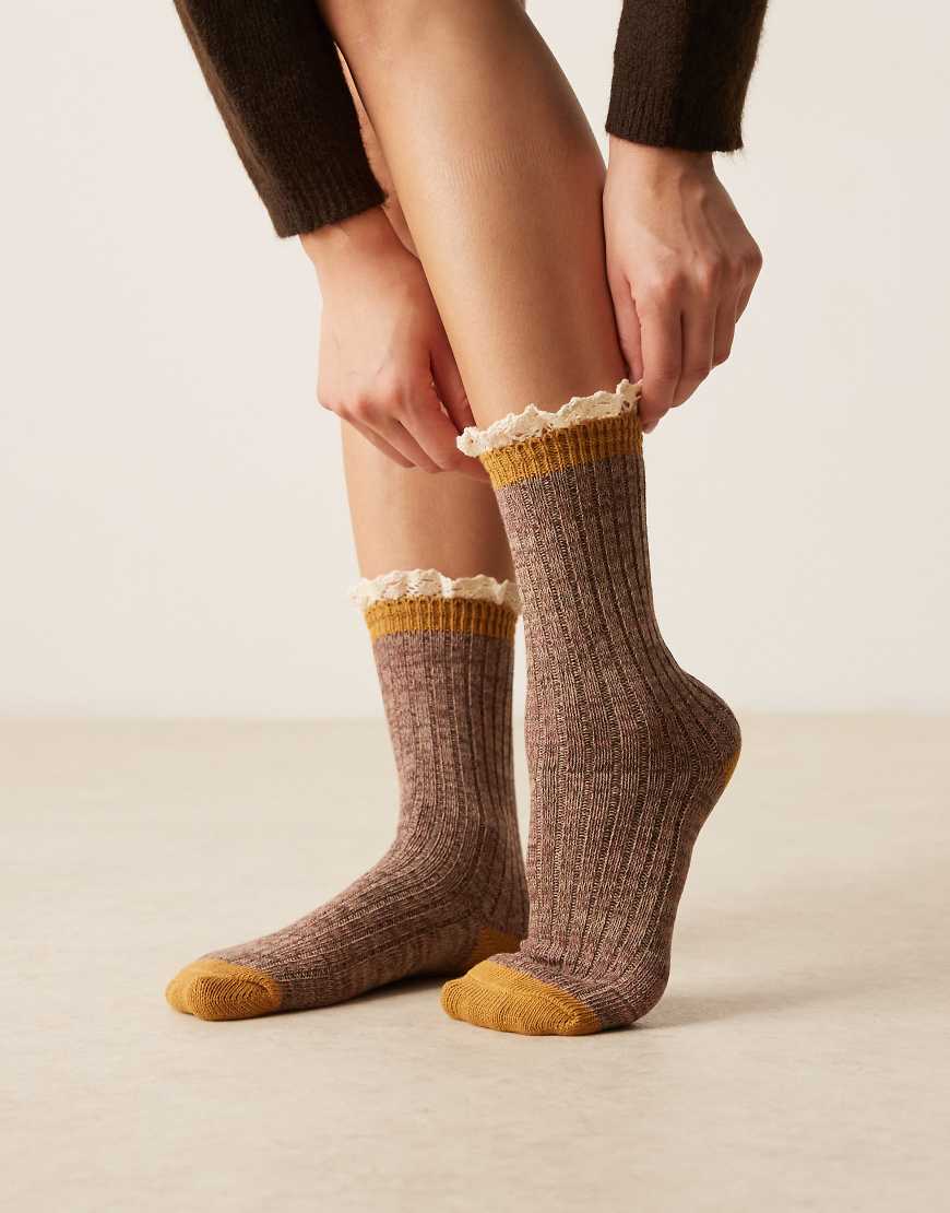 ASOS DESIGN - Kuschelige, gerippte Socken in Gelb und Braun mit gehäkeltem Rüschenrand-Bunt ASOS DESIGN - Kuschelige, gerippte Socken in Gelb und Braun mit gehäkeltem Rüschenrand-Bunt von ASOS DESIGN