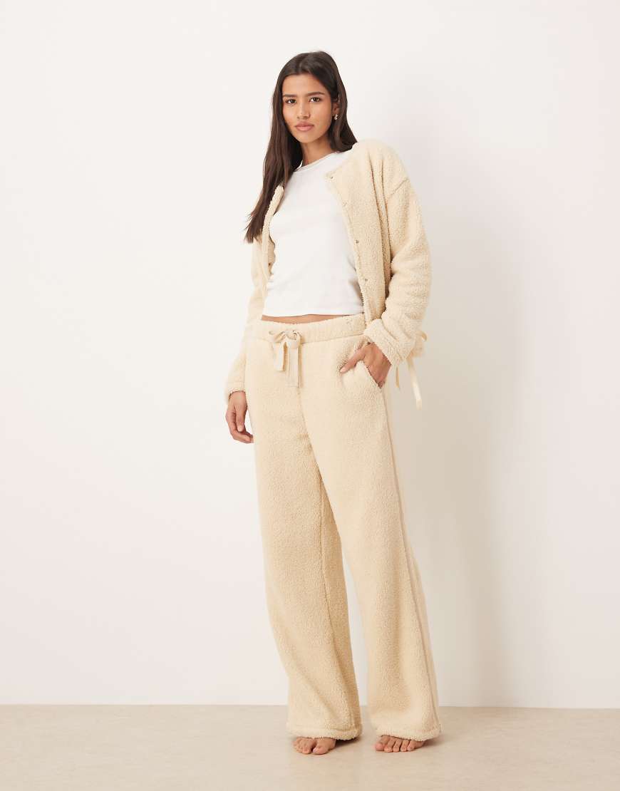 ASOS DESIGN - Kuschelige Lounge-Hose aus Fleece in Hellbeige mit geradem Bein-Neutral von ASOS DESIGN