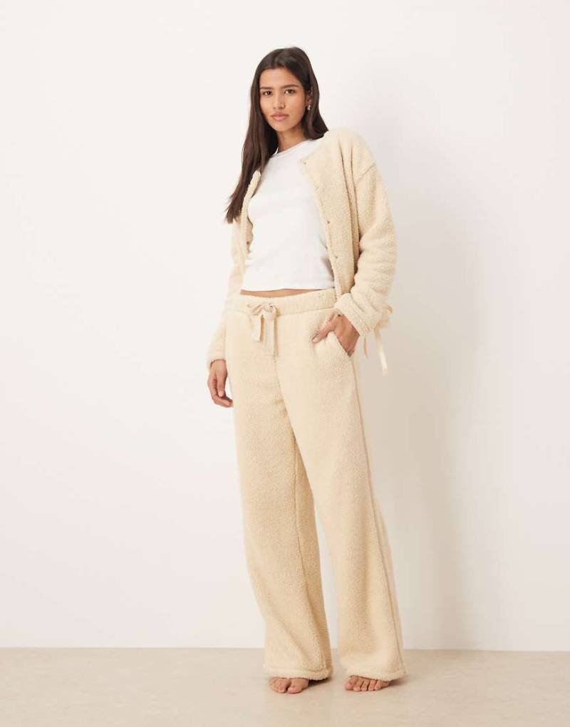ASOS DESIGN - Kuschelige Lounge-Hose aus Fleece in Hellbeige mit geradem Bein-Neutral von ASOS DESIGN