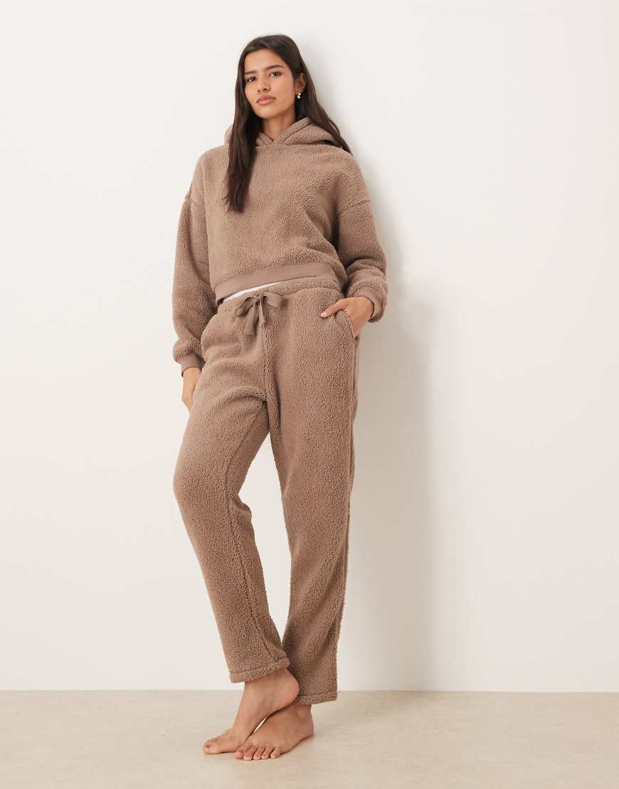 ASOS DESIGN - Kuschliges Lounge-Set in Hellbraun mit kurzem Kapuzenpullover und Hose mit schmal zulaufendem Bein-Brown von ASOS DESIGN