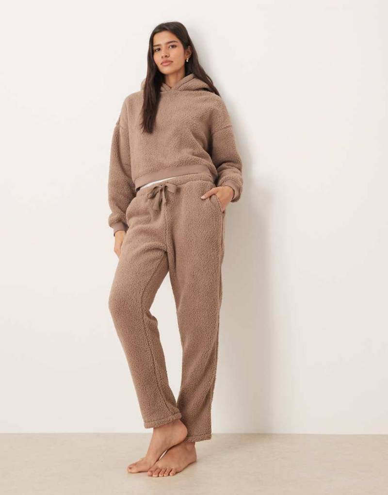 ASOS DESIGN - Kuschliges Lounge-Set in Hellbraun mit kurzem Kapuzenpullover und Hose mit schmal zulaufendem Bein-Brown von ASOS DESIGN