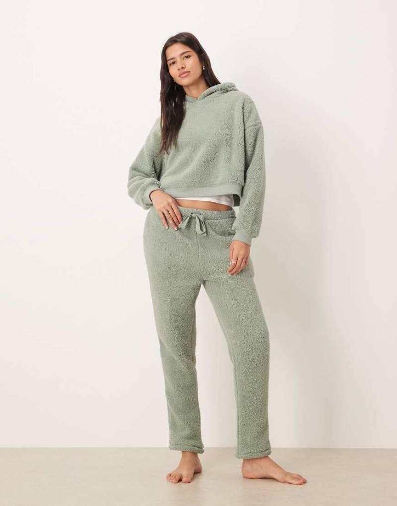ASOS DESIGN - Kuschliges Lounge-Set in Hellgrün mit kurzem Kapuzenpullover und Hose mit schmal zulaufendem Bein-Grau von ASOS DESIGN