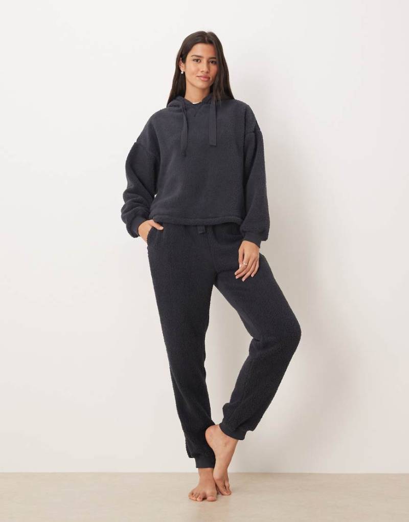 ASOS DESIGN - Kuschliges Lounge-Set in Tintenblau mit Oversize-Kapuzenpullover und Jogginghose-Brown von ASOS DESIGN