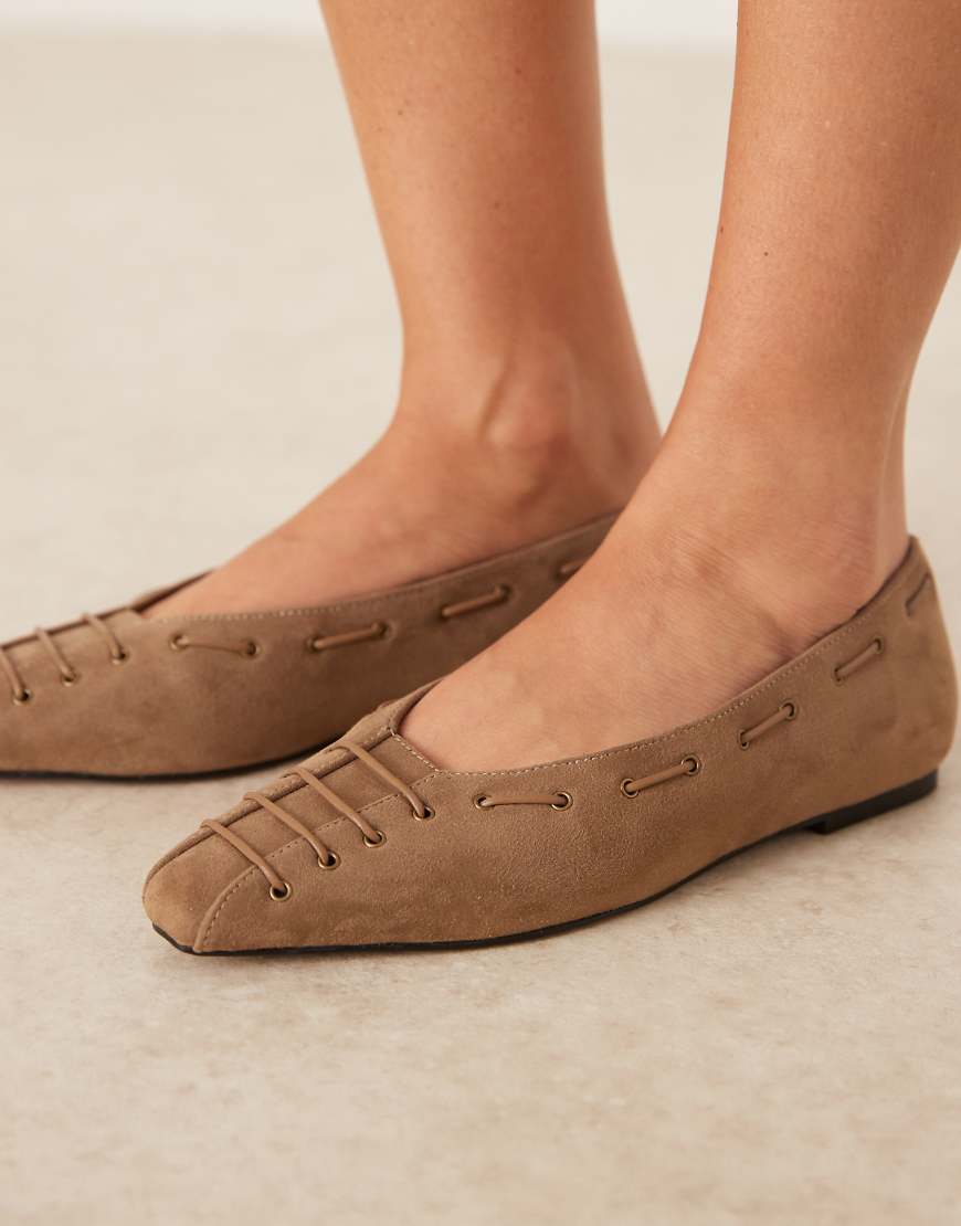 ASOS DESIGN - Lachlan - Ballerinas in Sand aus Wildlederimitat mit Ösendetail und kantiger Zehenpartie-Neutral von ASOS DESIGN