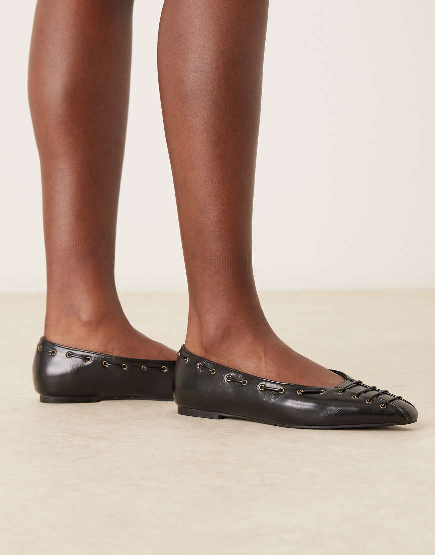 ASOS DESIGN - Lachlan - Ballerinas in Schwarz mit Ösendetail und kantiger Zehenpartie-Brown von ASOS DESIGN