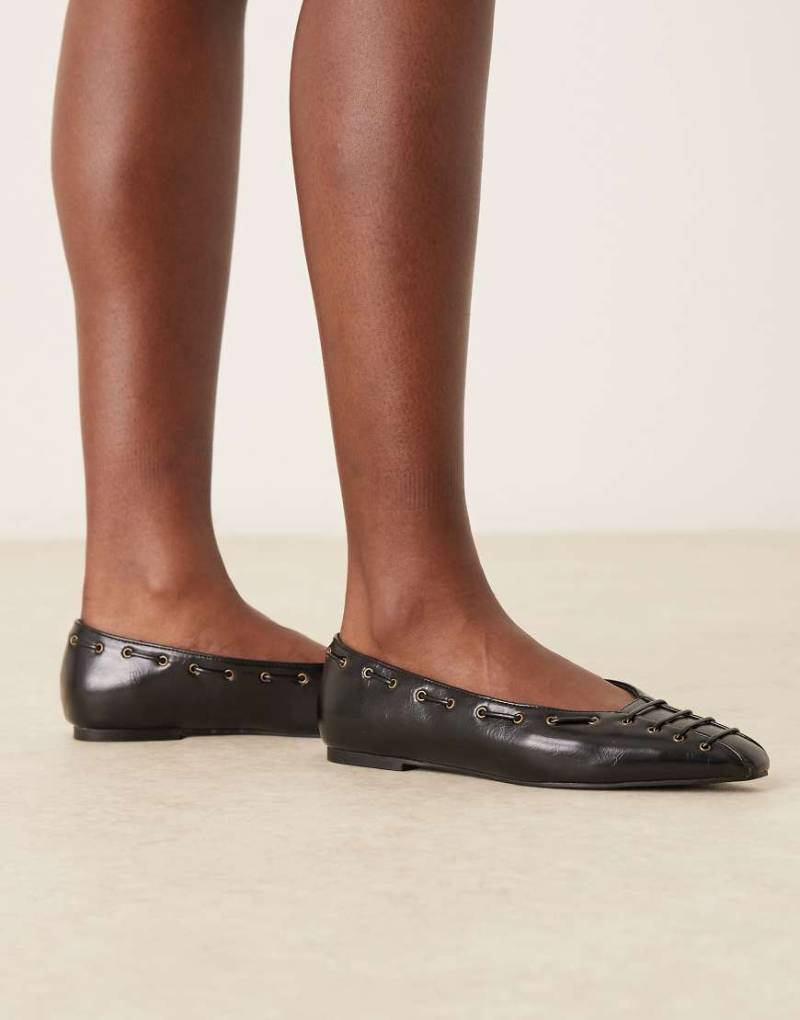 ASOS DESIGN - Lachlan - Ballerinas in Schwarz mit Ösendetail und kantiger Zehenpartie-Brown von ASOS DESIGN