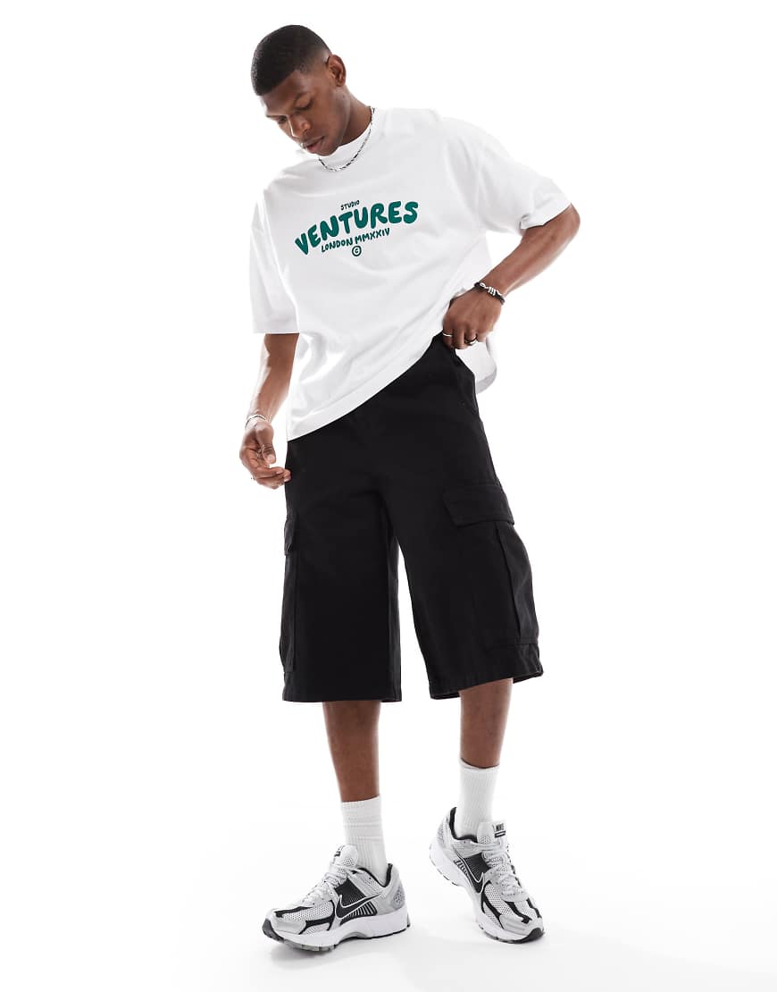 ASOS DESIGN - Länger geschnittene Cargo-Shorts in Schwarz von ASOS DESIGN