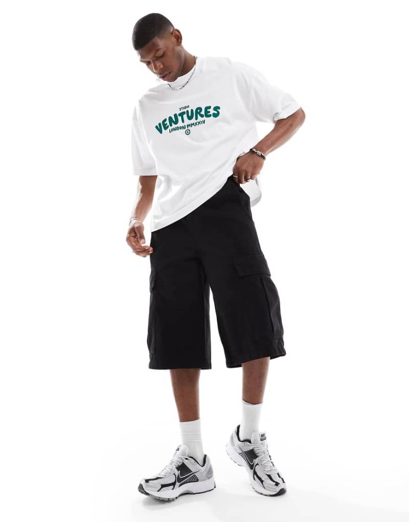 ASOS DESIGN - Länger geschnittene Cargo-Shorts in Schwarz von ASOS DESIGN