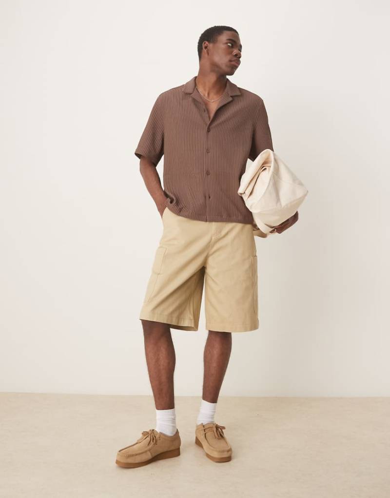 ASOS DESIGN - Länger geschnittene Cargo-Shorts aus Popeline in Beige-Neutral von ASOS DESIGN