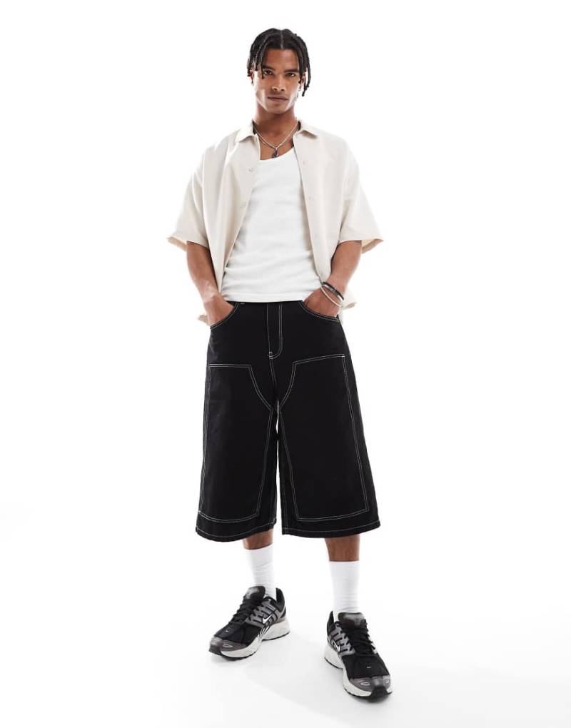 ASOS DESIGN - Länger geschnittene Carpenter-Shorts in Schwarz mit Kontrastnaht von ASOS DESIGN