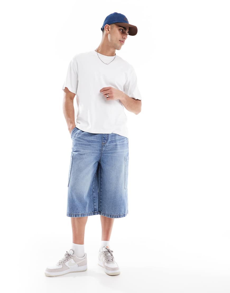 ASOS DESIGN - Länger geschnittene Jeans-Jorts in mittelblauer Waschung mit Cargotaschen ASOS DESIGN - Länger geschnittene Jeans-Jorts in mittelblauer Waschung mit Cargotaschen von ASOS DESIGN