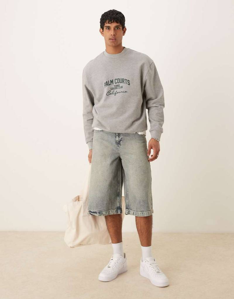 ASOS DESIGN - Länger geschnittene Jeans-Jorts in verwaschenem Grau von ASOS DESIGN