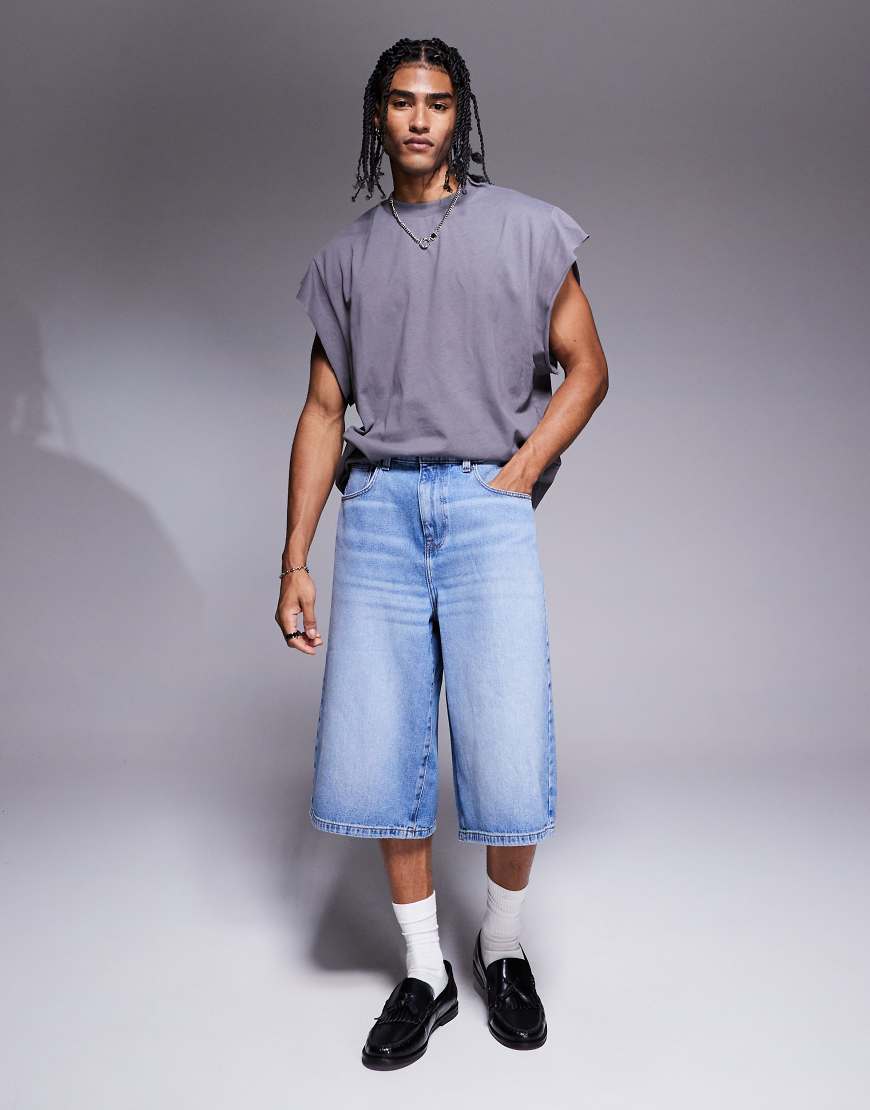 ASOS DESIGN - Länger geschnittene Jeans-Jorts in verwaschenem Hellblau von ASOS DESIGN