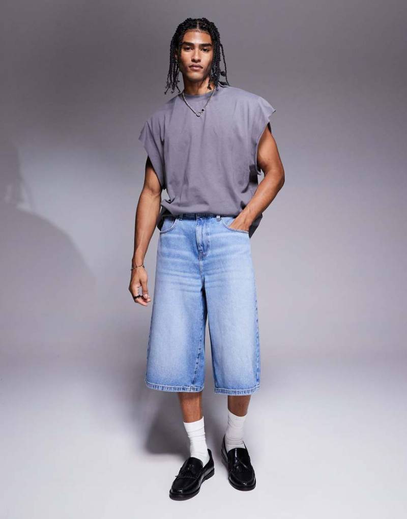 ASOS DESIGN - Länger geschnittene Jeans-Jorts in verwaschenem Hellblau von ASOS DESIGN