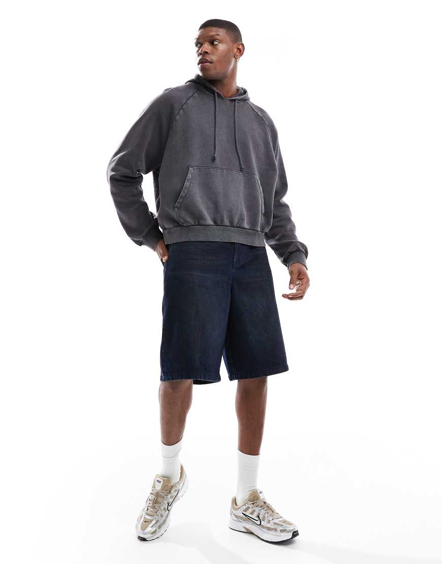 ASOS DESIGN - Länger geschnittene Jeans-Jorts in verwaschenem Mittelblau ASOS DESIGN - Länger geschnittene Jeans-Jorts in verwaschenem Mittelblau von ASOS DESIGN