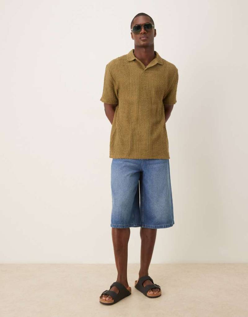 ASOS DESIGN - Länger geschnittene Jeans-Jorts in verwaschenem Mittelblau von ASOS DESIGN