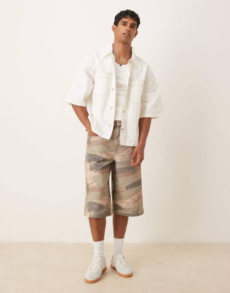 ASOS DESIGN - Länger geschnittene Jeansshorts mit Wüstentarnmuster, Kombiteil-Bunt von ASOS DESIGN