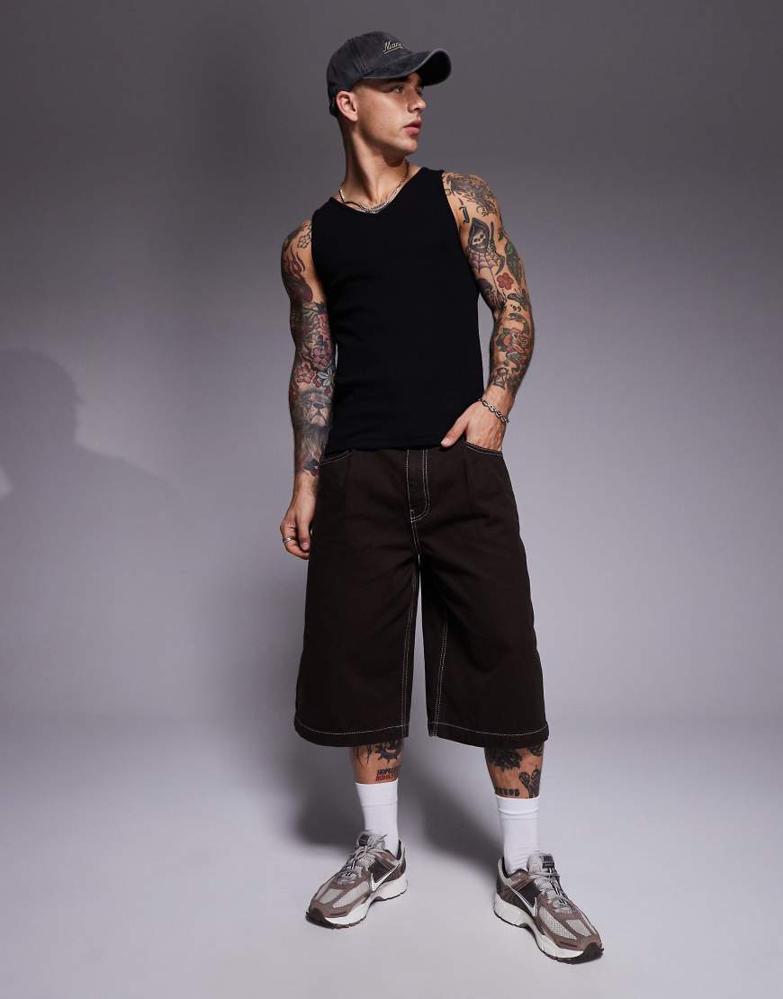 ASOS DESIGN - Länger geschnittene Shorts in Braun mit Kontrastnaht und Bundfalten von ASOS DESIGN