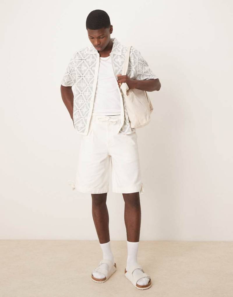 ASOS DESIGN - Längere Shorts in Ecru mit Bundfalten-Details-Neutral von ASOS DESIGN