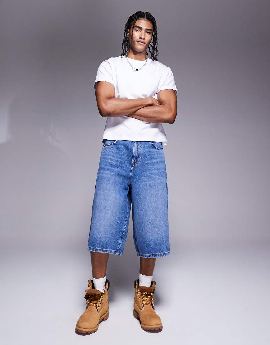 ASOS DESIGN - Länger geschnittene Jeans-Jorts in verwaschenem Mittelblau ASOS DESIGN - Länger geschnittene Jeans-Jorts in verwaschenem Mittelblau von ASOS DESIGN
