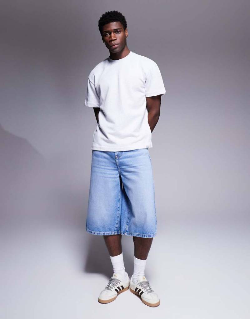 ASOS DESIGN - Länger geschnittene Jeans-Jorts in verwaschenem Hellblau von ASOS DESIGN