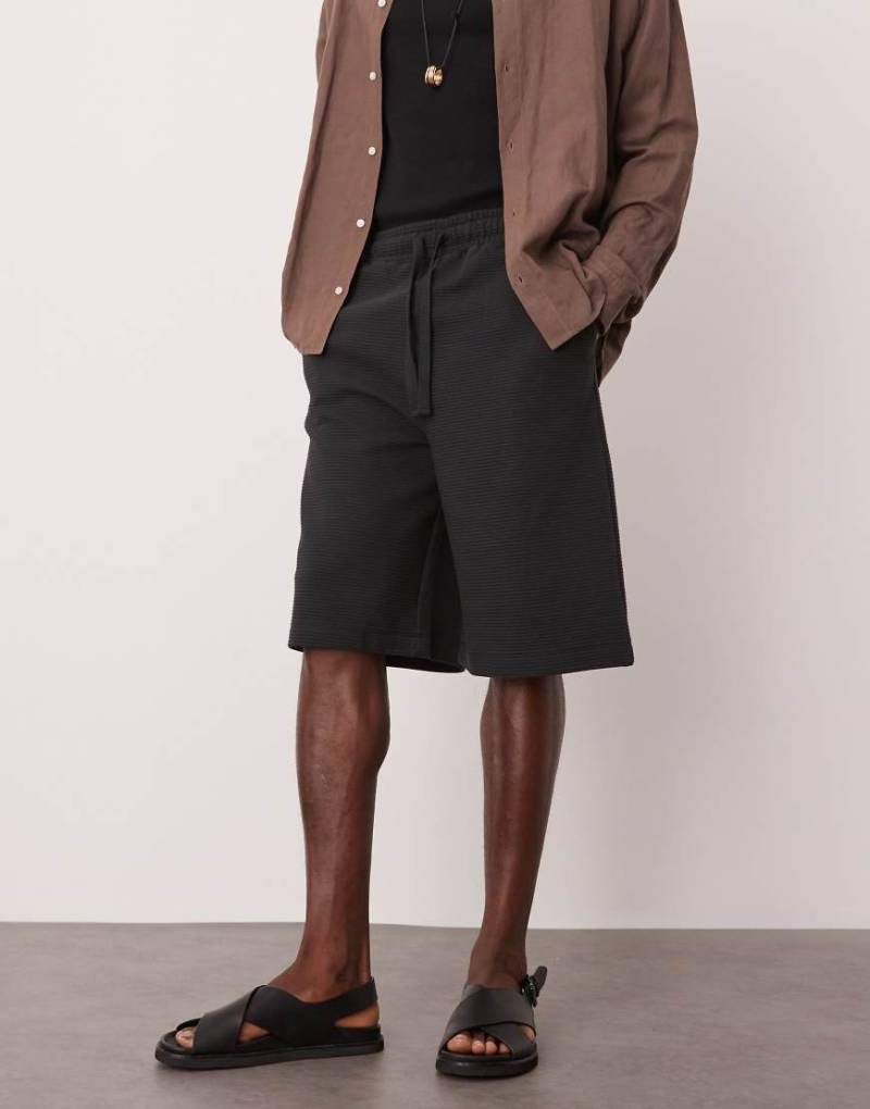 ASOS DESIGN - Länger geschnittene Oversize-Shorts in Marineblau mit Strukturmuster von ASOS DESIGN