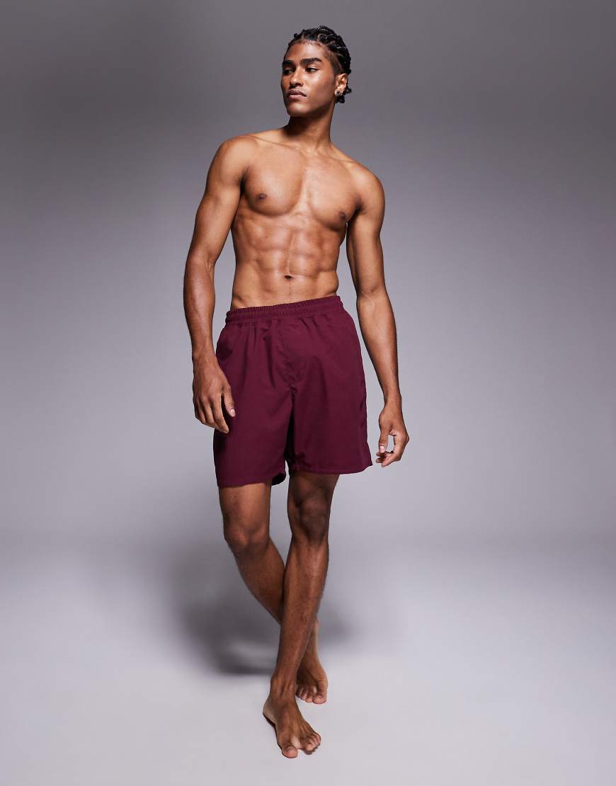 ASOS DESIGN - Längere Badeshorts in Burgunderrot von ASOS DESIGN