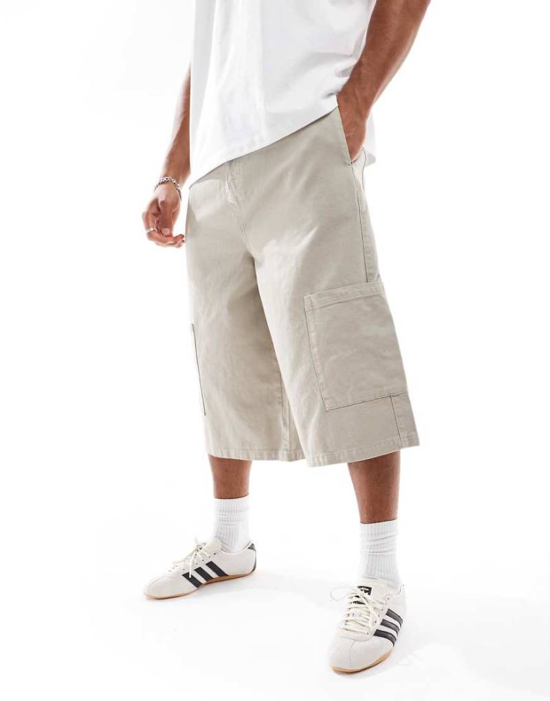 ASOS DESIGN - Längere Cargo-Schlupf-Shorts in Grau von ASOS DESIGN