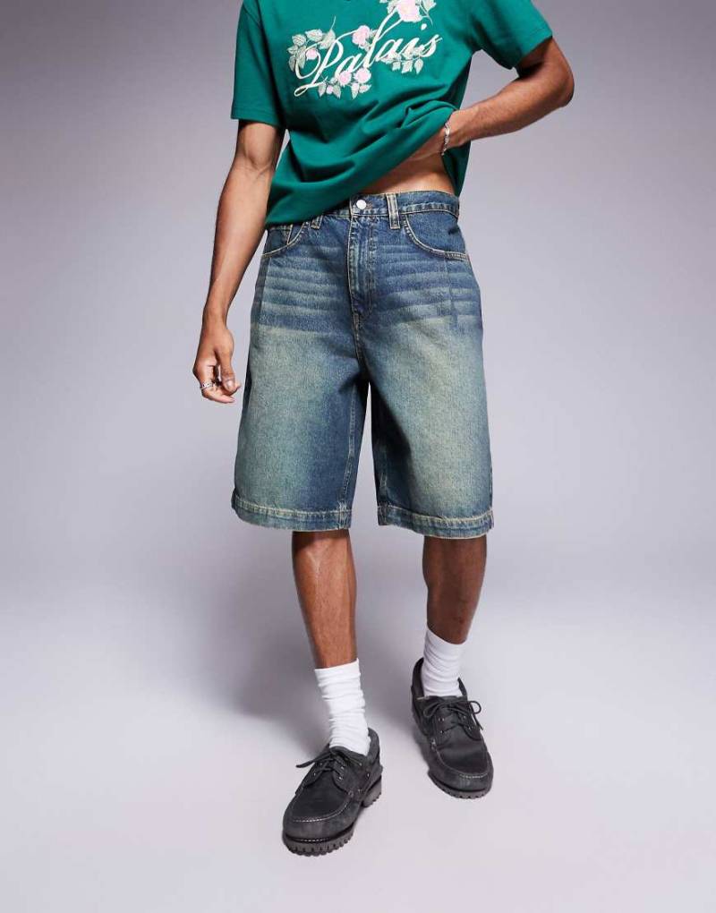 ASOS DESIGN - Längere Jeans-Jorts mit grüner Tönung und Falten-Details-Blau von ASOS DESIGN