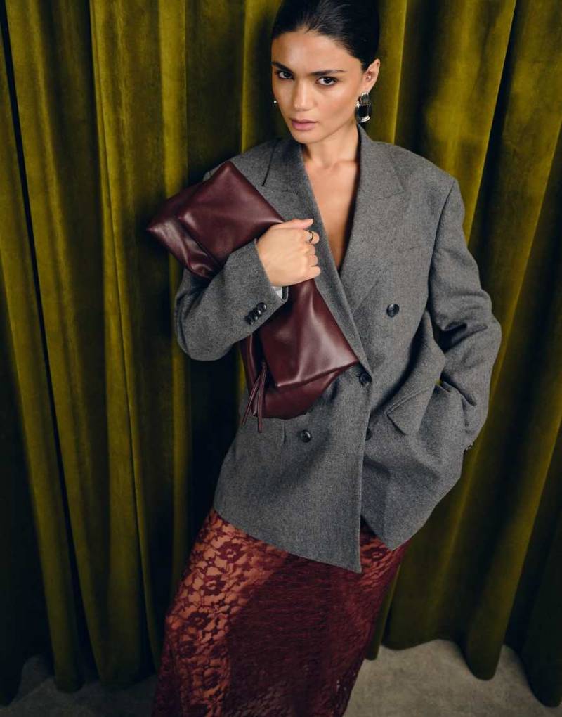 ASOS DESIGN - Längliche Clutch in Maulbeerrot von ASOS DESIGN