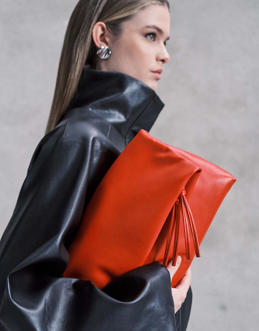 ASOS DESIGN - Längliche Clutch in leuchtendem Rot von ASOS DESIGN