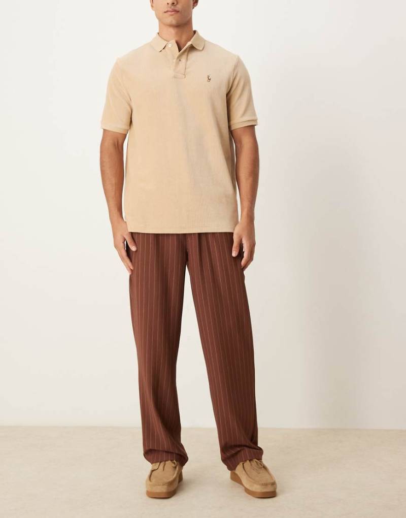 ASOS DESIGN - Lässig geschnittene Hose in Braun mit Nadelstreifen-Rot von ASOS DESIGN