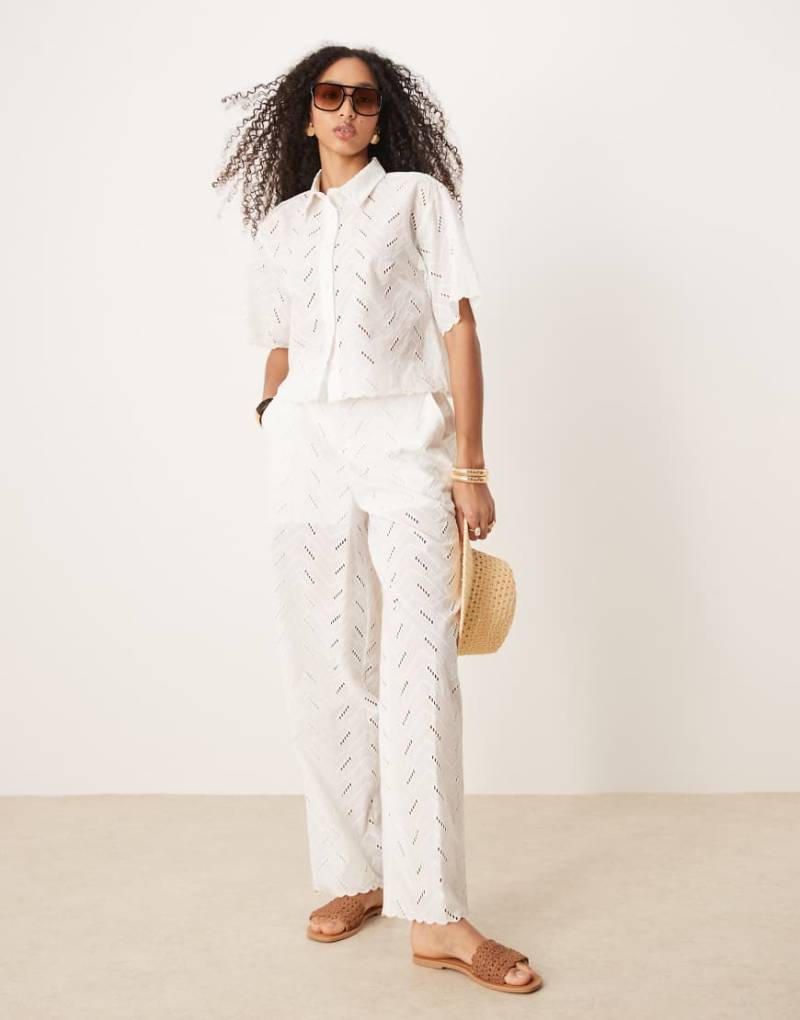 ASOS DESIGN - Lässig geschnittene Hose in Weiß mit geometrischem Lochmuster, Kombiteil von ASOS DESIGN