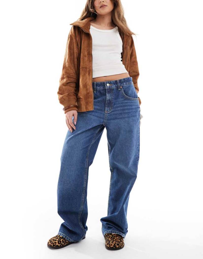 ASOS DESIGN - Lässig geschnittene Jeans in Dunkelblau mit weitem Bein von ASOS DESIGN