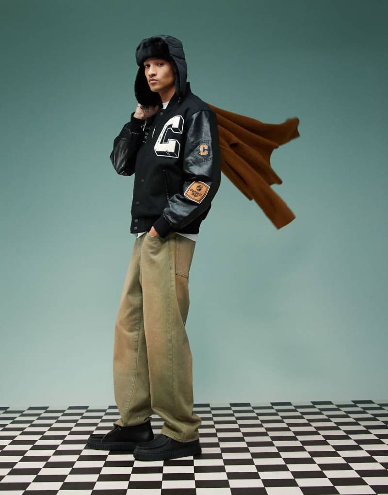 ASOS DESIGN - Lässig geschnittene Jeans mit Braun-Tönung mit Farbspritzern-Blau von ASOS DESIGN