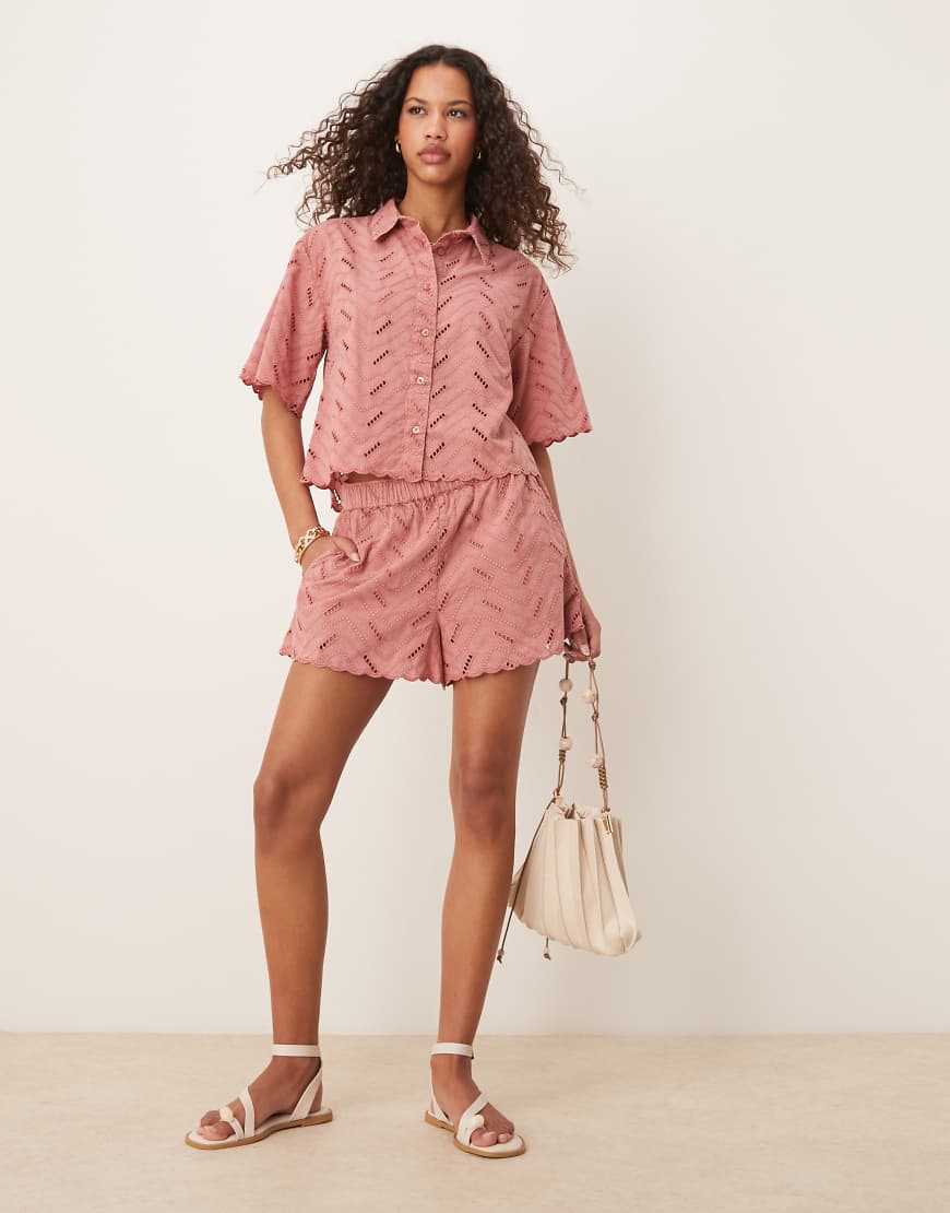 ASOS DESIGN - Lässig geschnittene Shorts mit geometrischem Lochmuster in Rosé, Kombiteil-Rosa von ASOS DESIGN